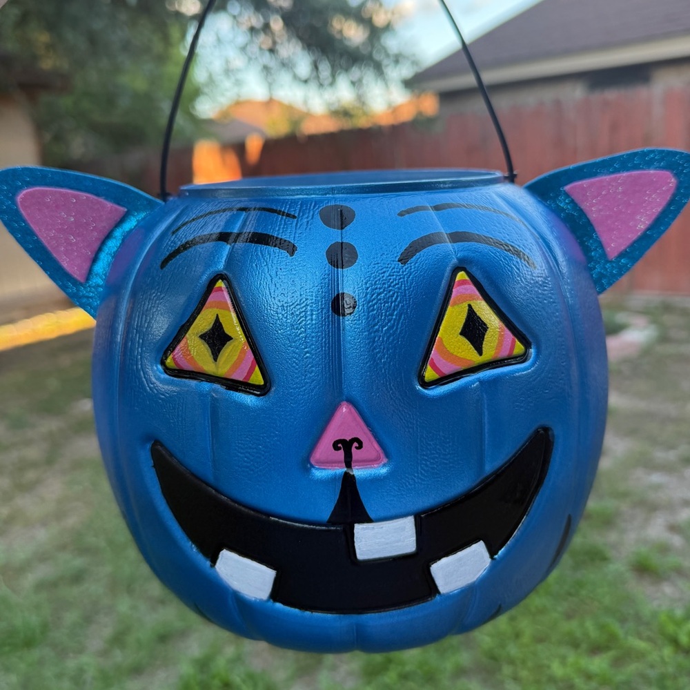 KPOP DEMON HUNTERS DERPY THE TIGER HALLOWEEN BUCKET